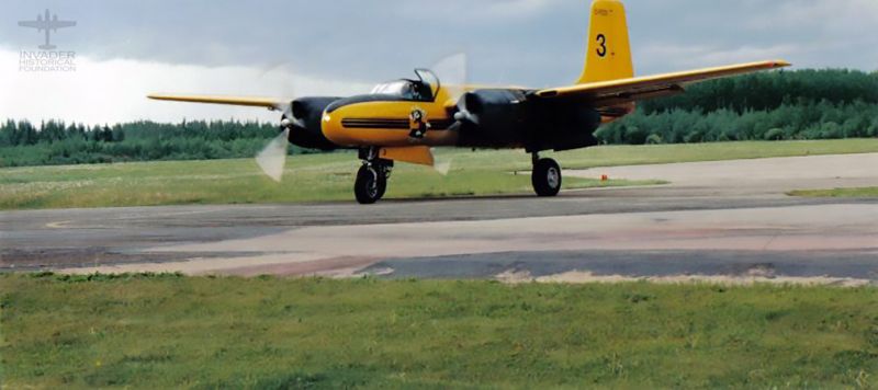 File:AirSpray tanker 3 reload at Ft Mcmurry WM.jpg